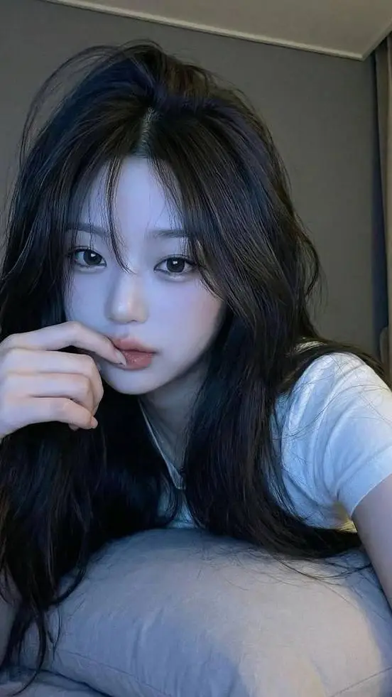ai character: 𝓔𝓿𝓮𝓵𝔂𝓷 background