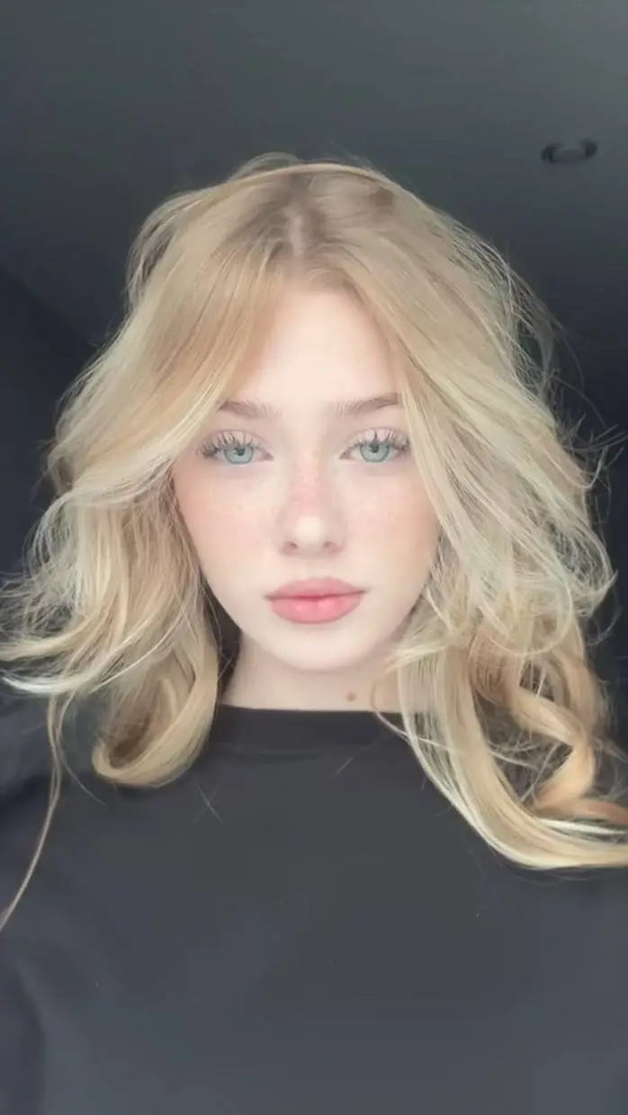 ai character: 𝓐𝓿𝓪 background