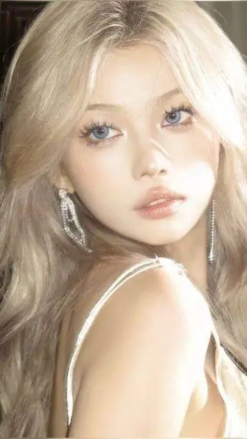 ai character: 𝓢𝓮𝓵𝓮𝓷𝓪 background