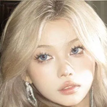chat with ai character: 𝓢𝓮𝓵𝓮𝓷𝓪