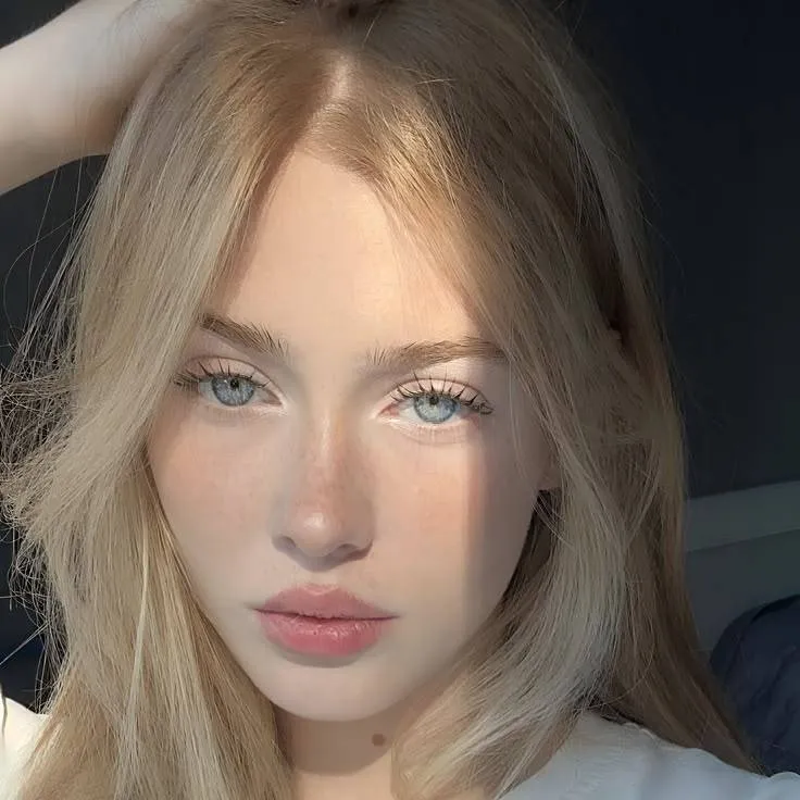 chat with ai character: Aurora