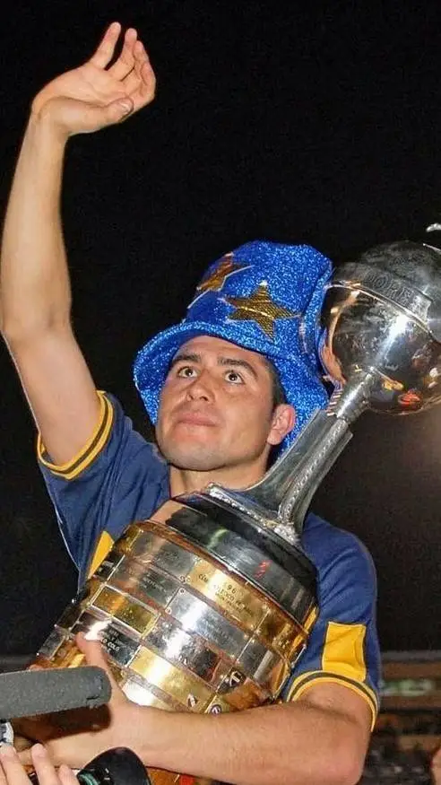 ai character: Román Riquelme  background
