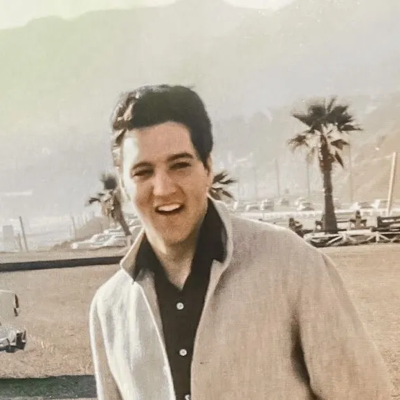 chat with ai character: Elvis Presley