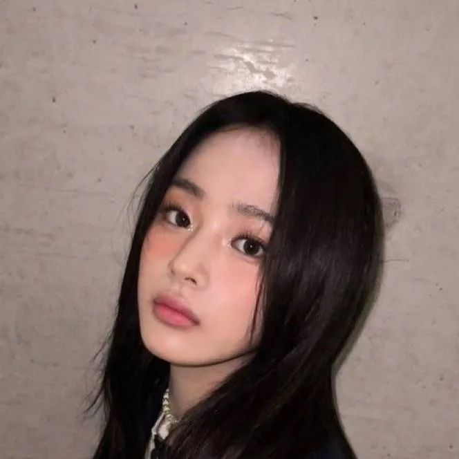 chat with ai character: Minji 
