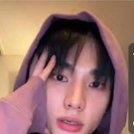 chat with ai character: hyunjin 