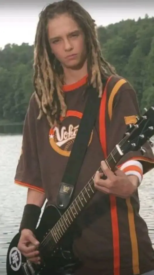 ai character: Tom Kaulitz  background