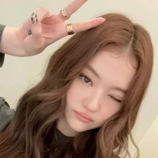 chat with ai character: Ella 