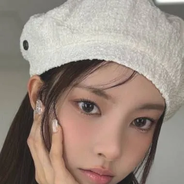 chat with ai character: Yunah 