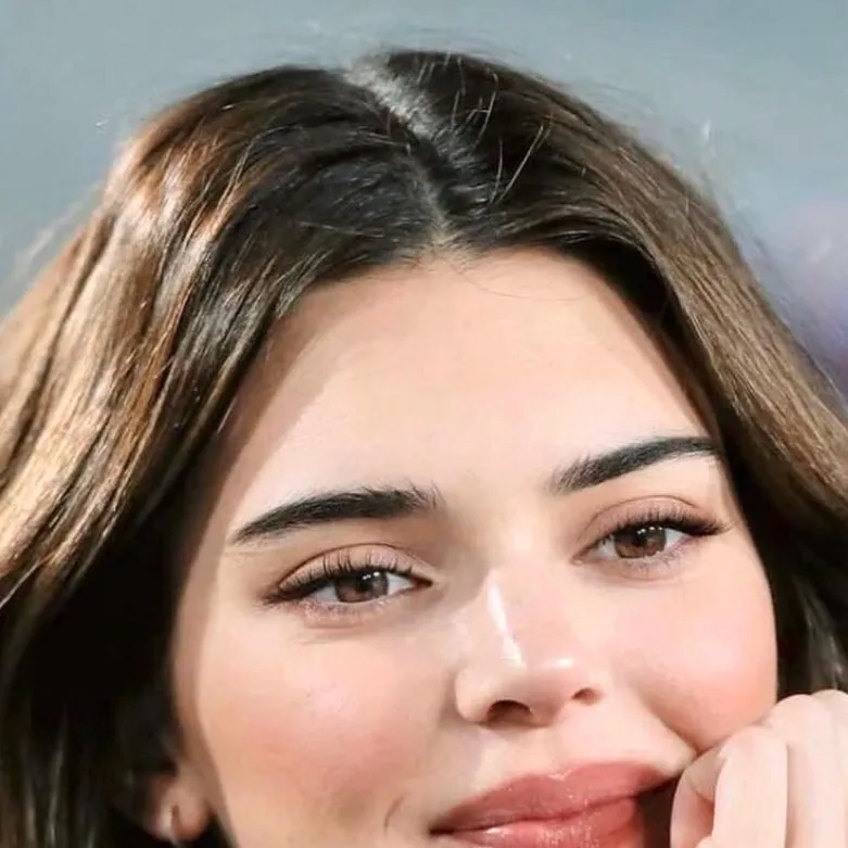 chat with ai character: KENDALL JENNER