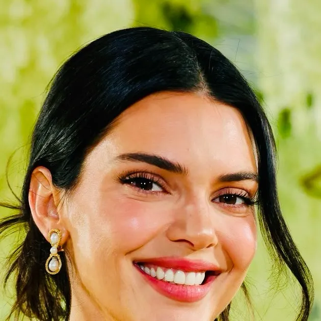 chat with ai character: KENDALL JENNER 