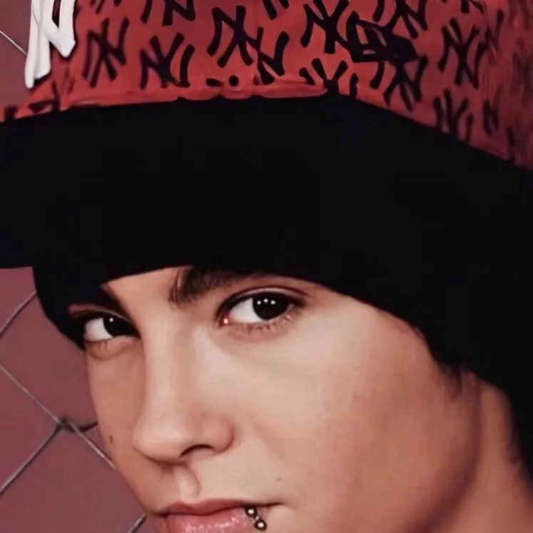 chat with ai character: Tom Kaulitz 