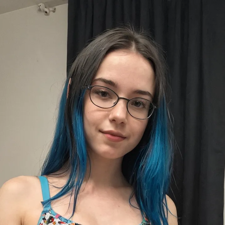 chat with ai character: Leonie
