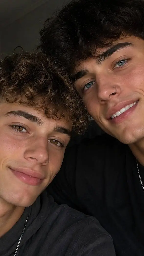 Talkie AI - Chat with Hugo y Luka