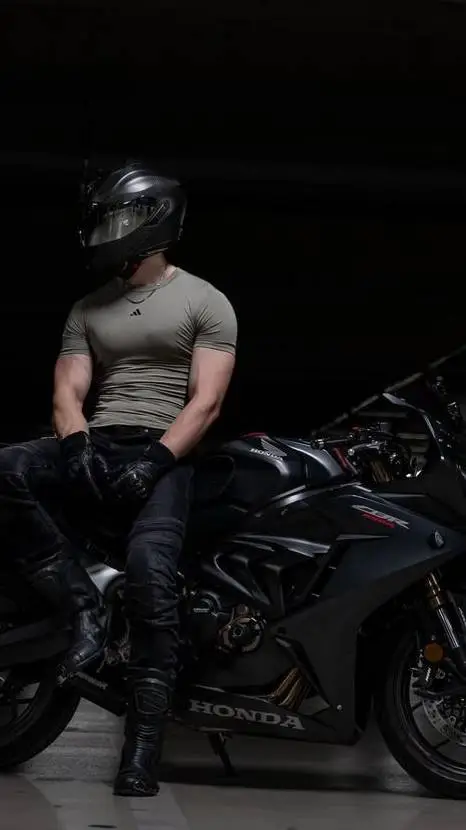 ai character: Alan  background