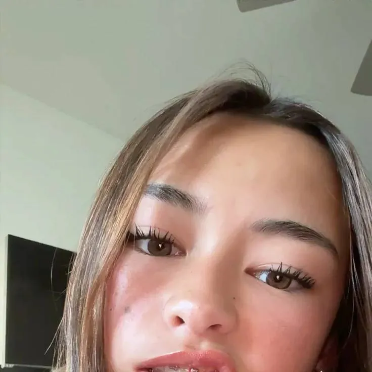 chat with ai character: zoey
