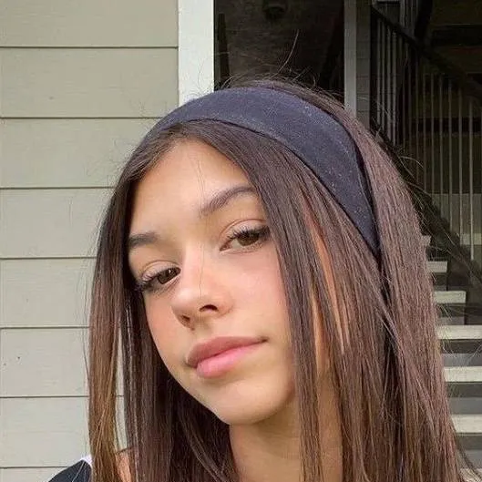 chat with ai character: Lexi 