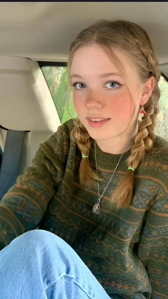 ai character: Cassie  background