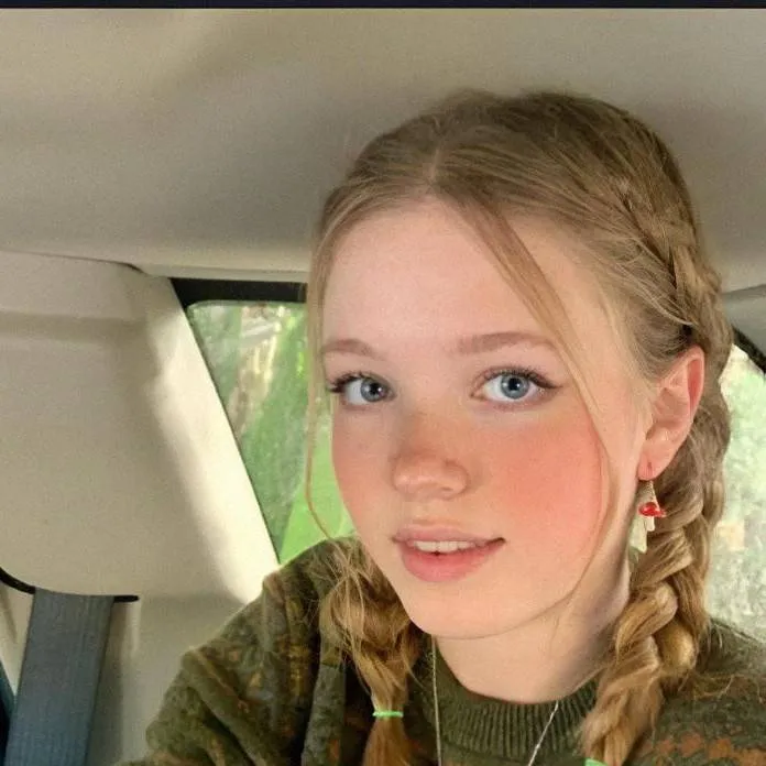 chat with ai character: Cassie 
