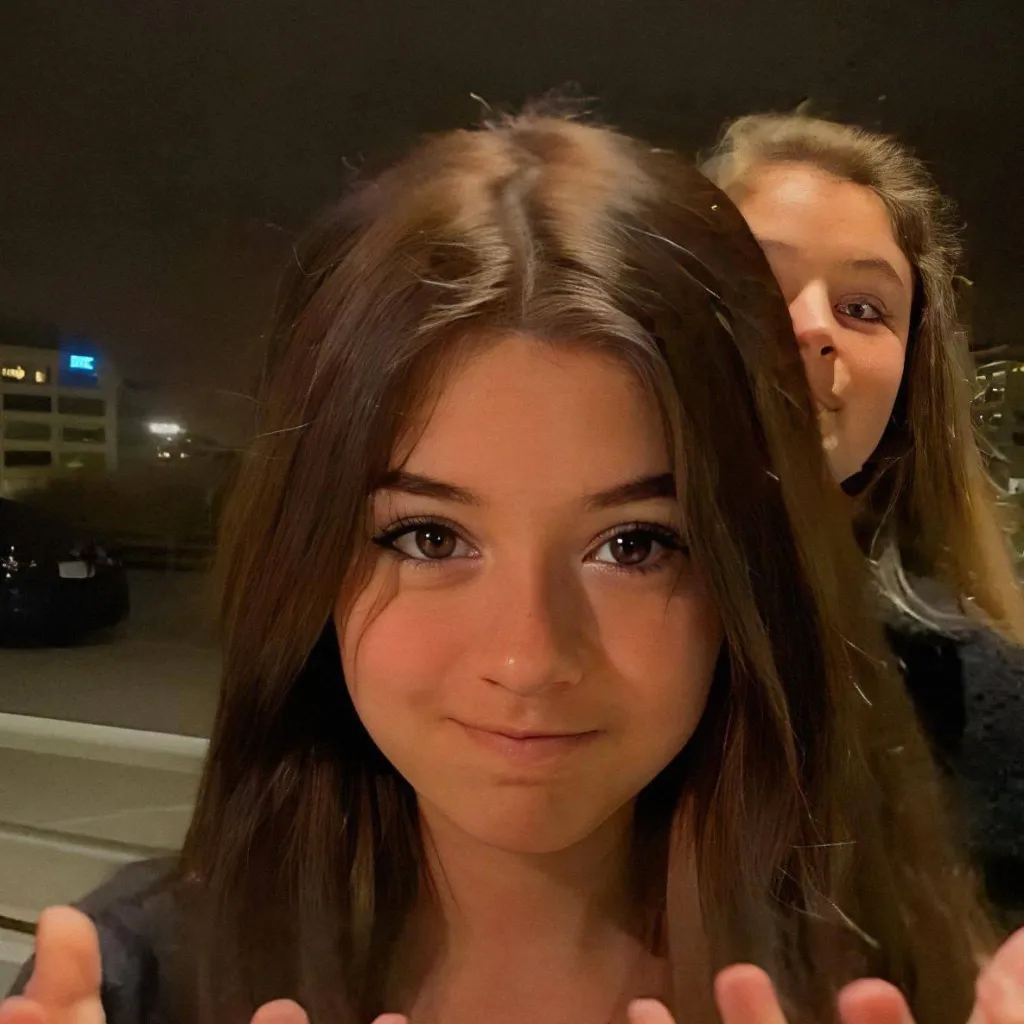 chat with ai character: maddie
