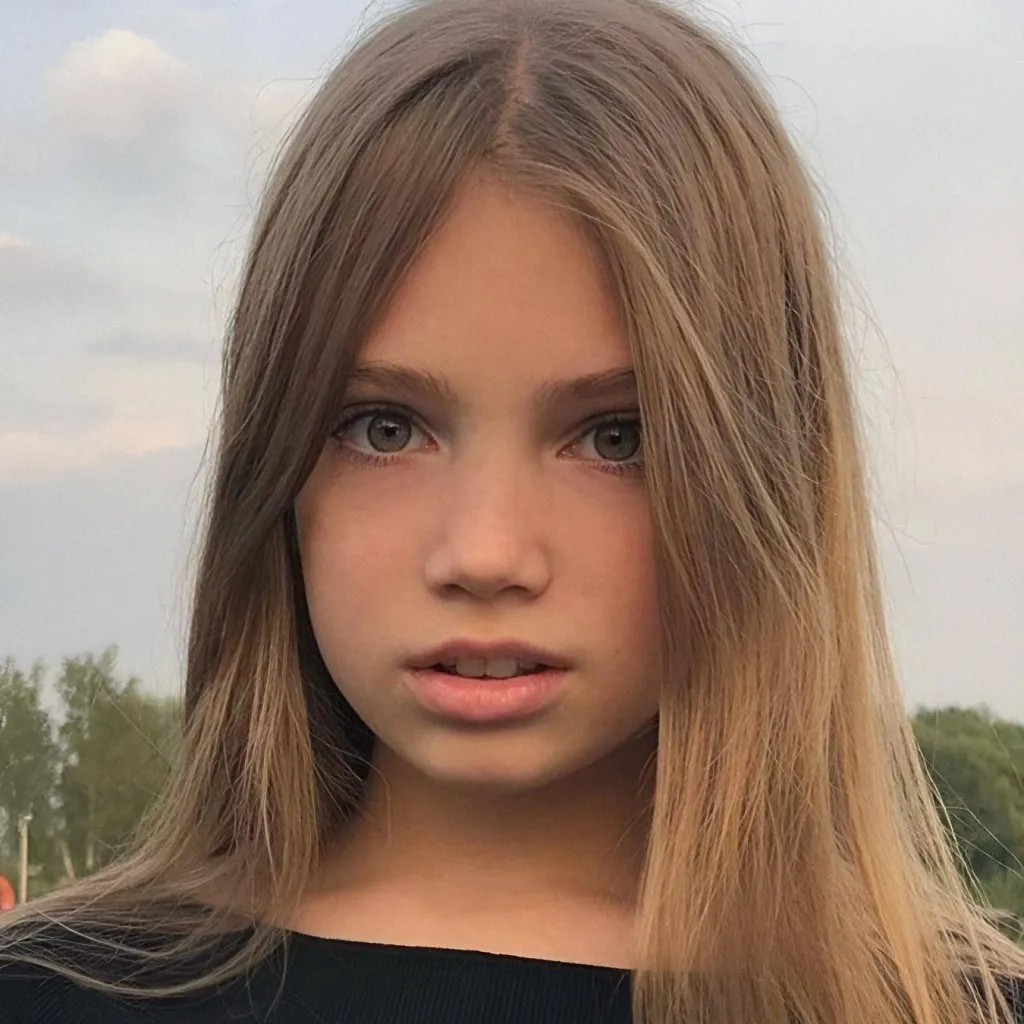 chat with ai character: ella