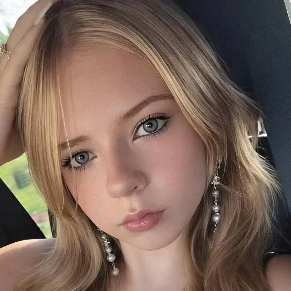 chat with ai character: heather