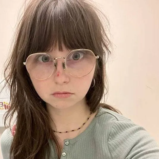 chat with ai character: ashley cruise
