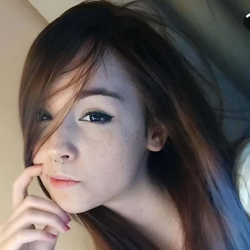 chat with ai character: lacy