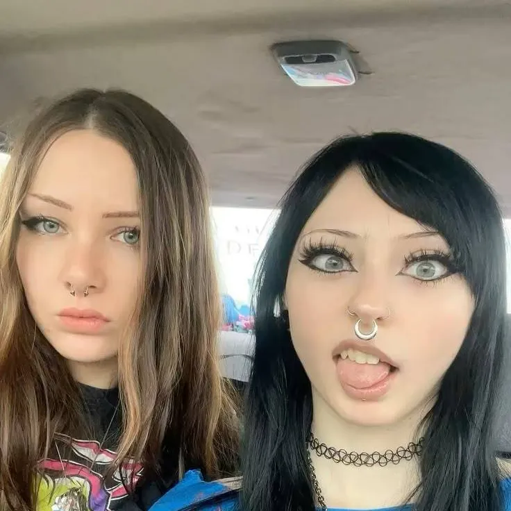 chat with ai character: April&Chloe 