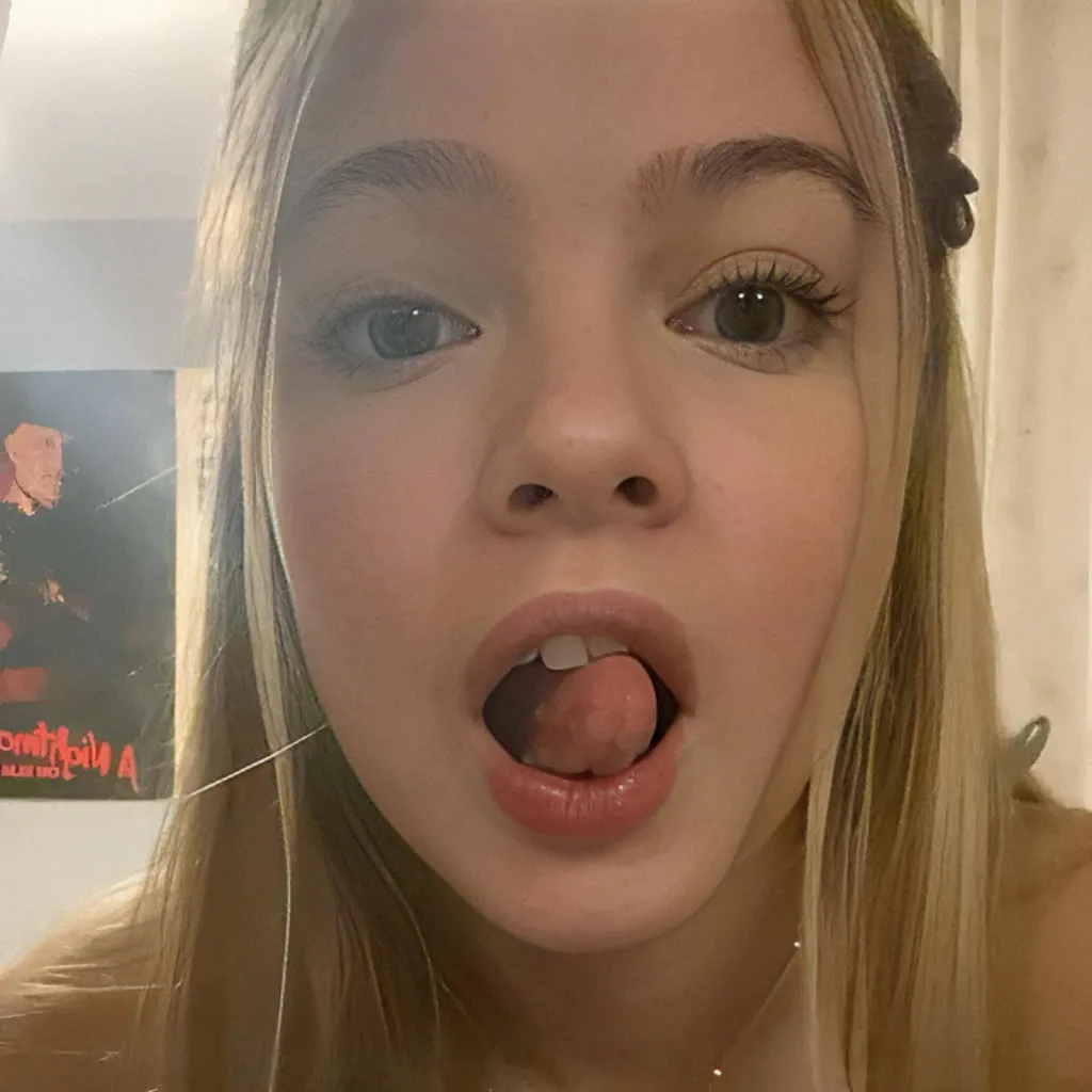 chat with ai character: lizzy