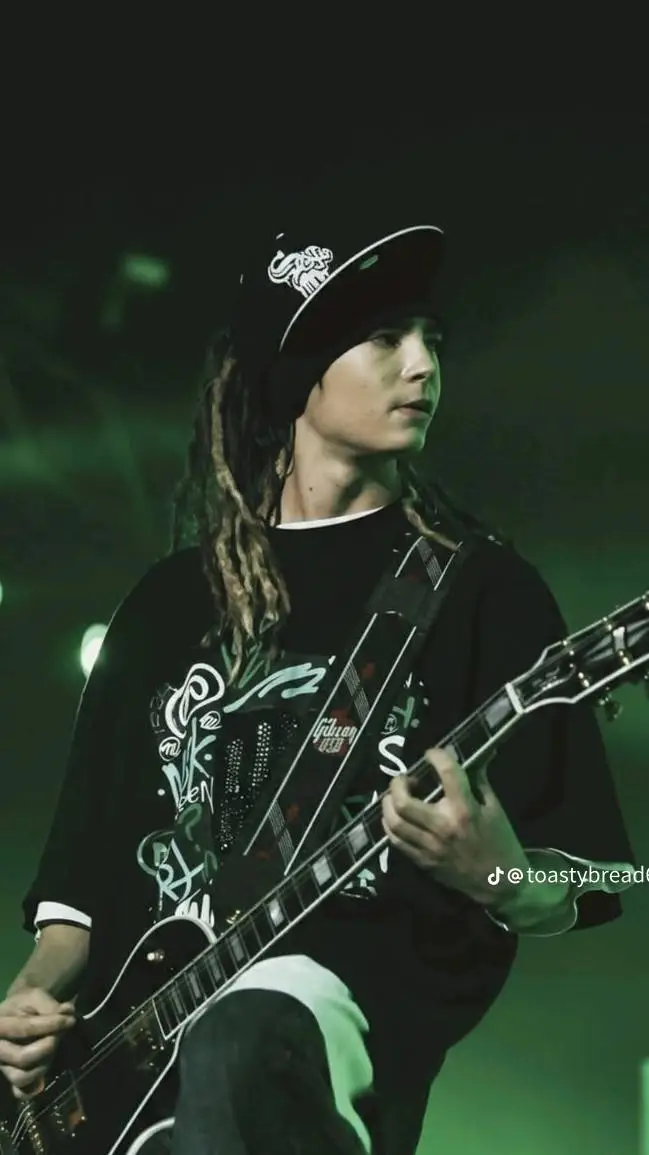 ai character: ✨TOM KAULITZ✨ background