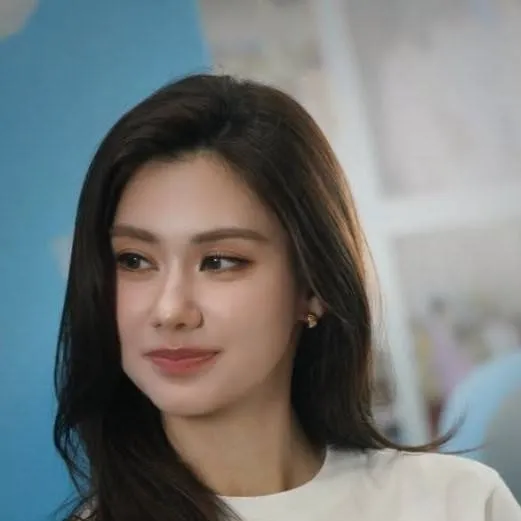 chat with ai character: Lena