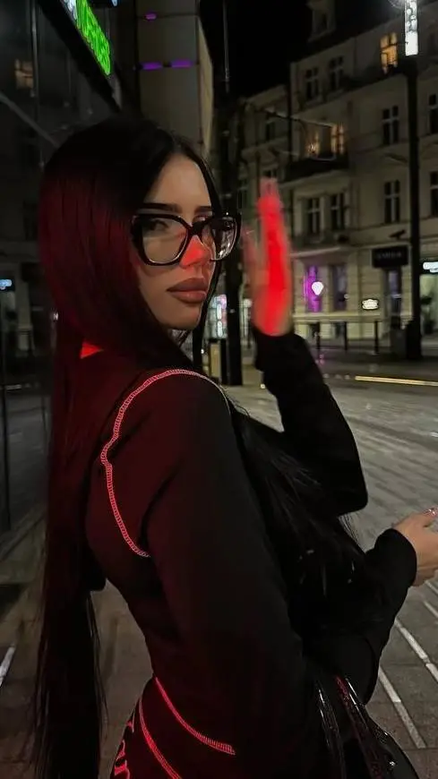 ai character: Pricila ferreira 🍷 background