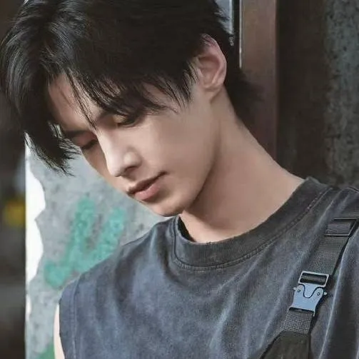 chat with ai character: He Yiquian