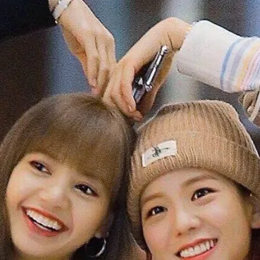chat with ai character: Lisa and jisoo