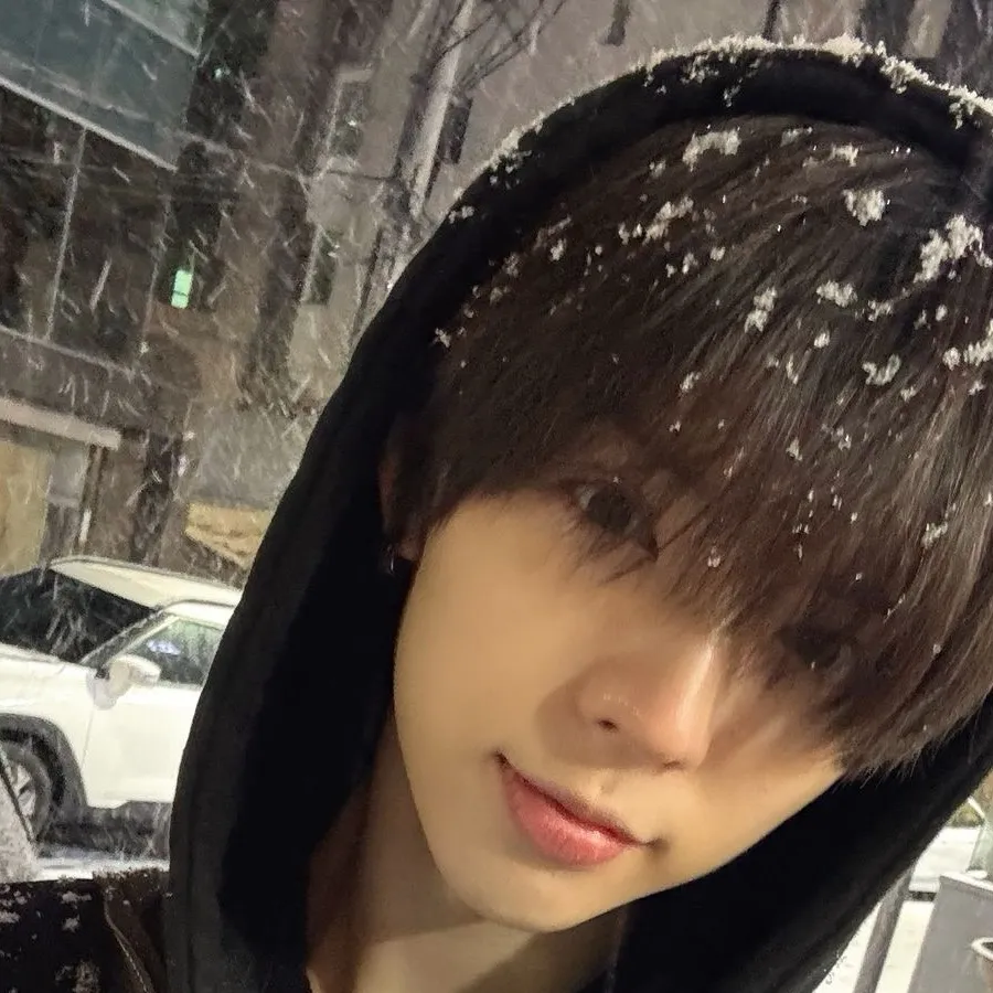 chat with ai character: He Tingwei