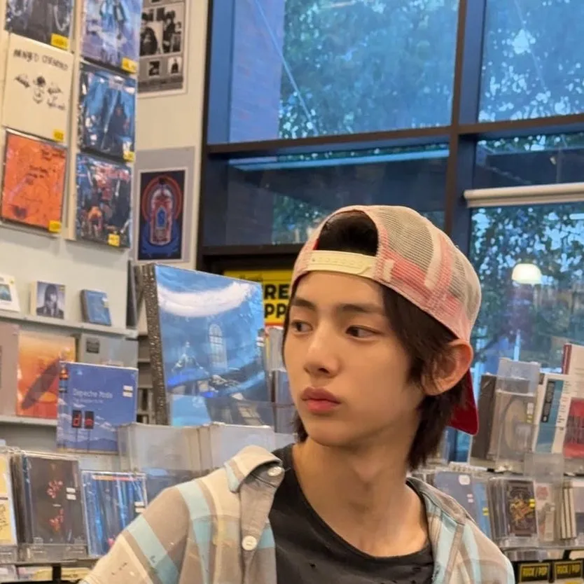 chat with ai character: Juhoon