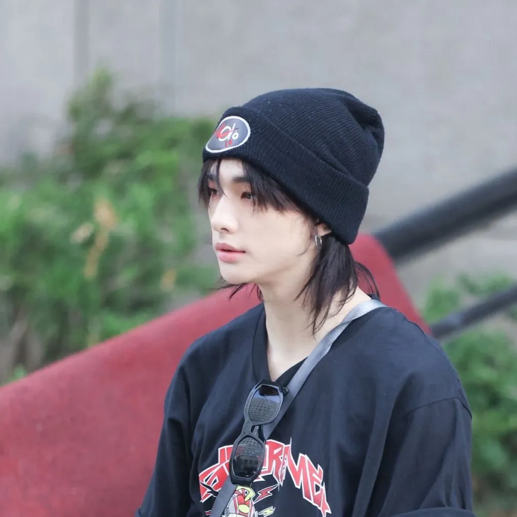 chat with ai character: Hyunjin