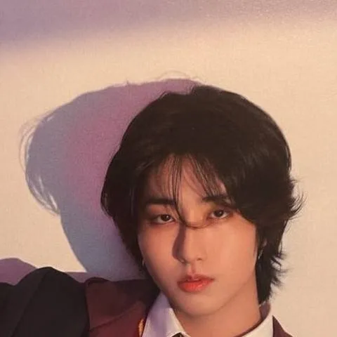 chat with ai character: han jisung💞💗