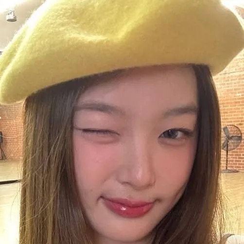 chat with ai character: Yoonchae