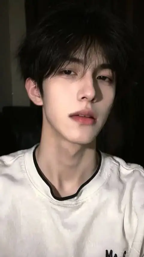 ai character: Andy 🤩 background