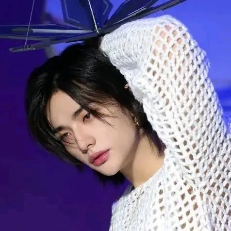 chat with ai character: Hyunjin
