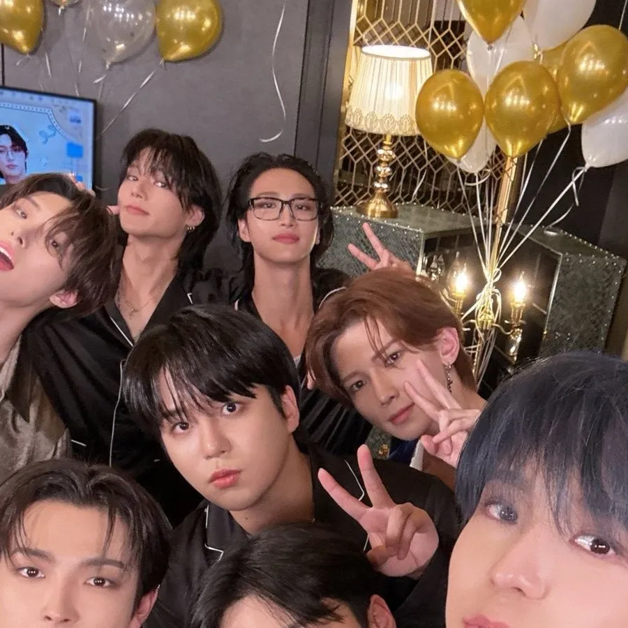 chat with ai character: Ateez