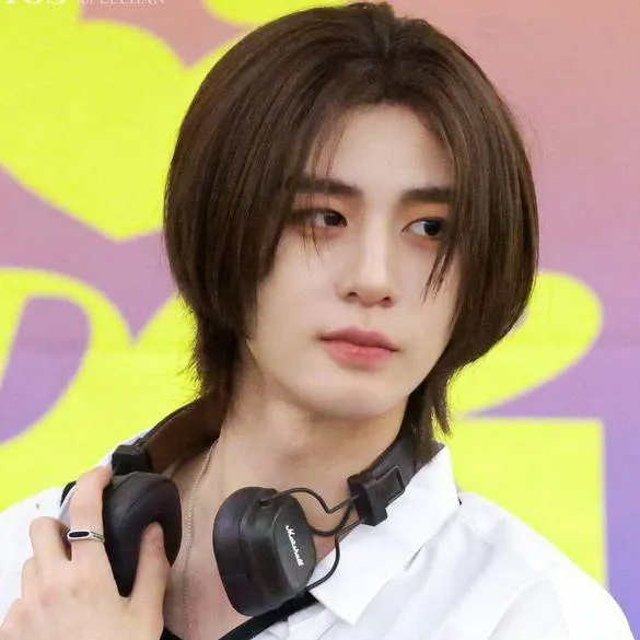 chat with ai character: leehan