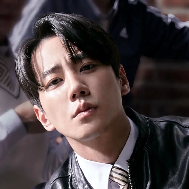 chat with ai character: Lee Jun-young