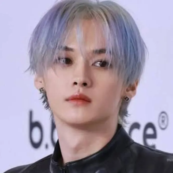chat with ai character: lee know💅
