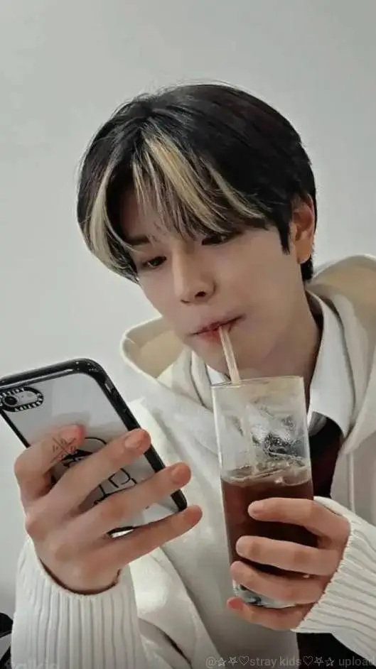 ai character: seungminn background