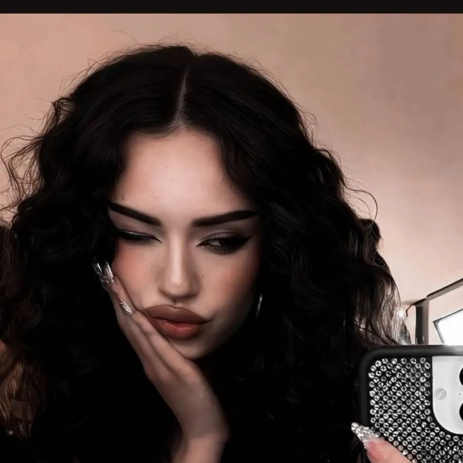chat with ai character: Daniela