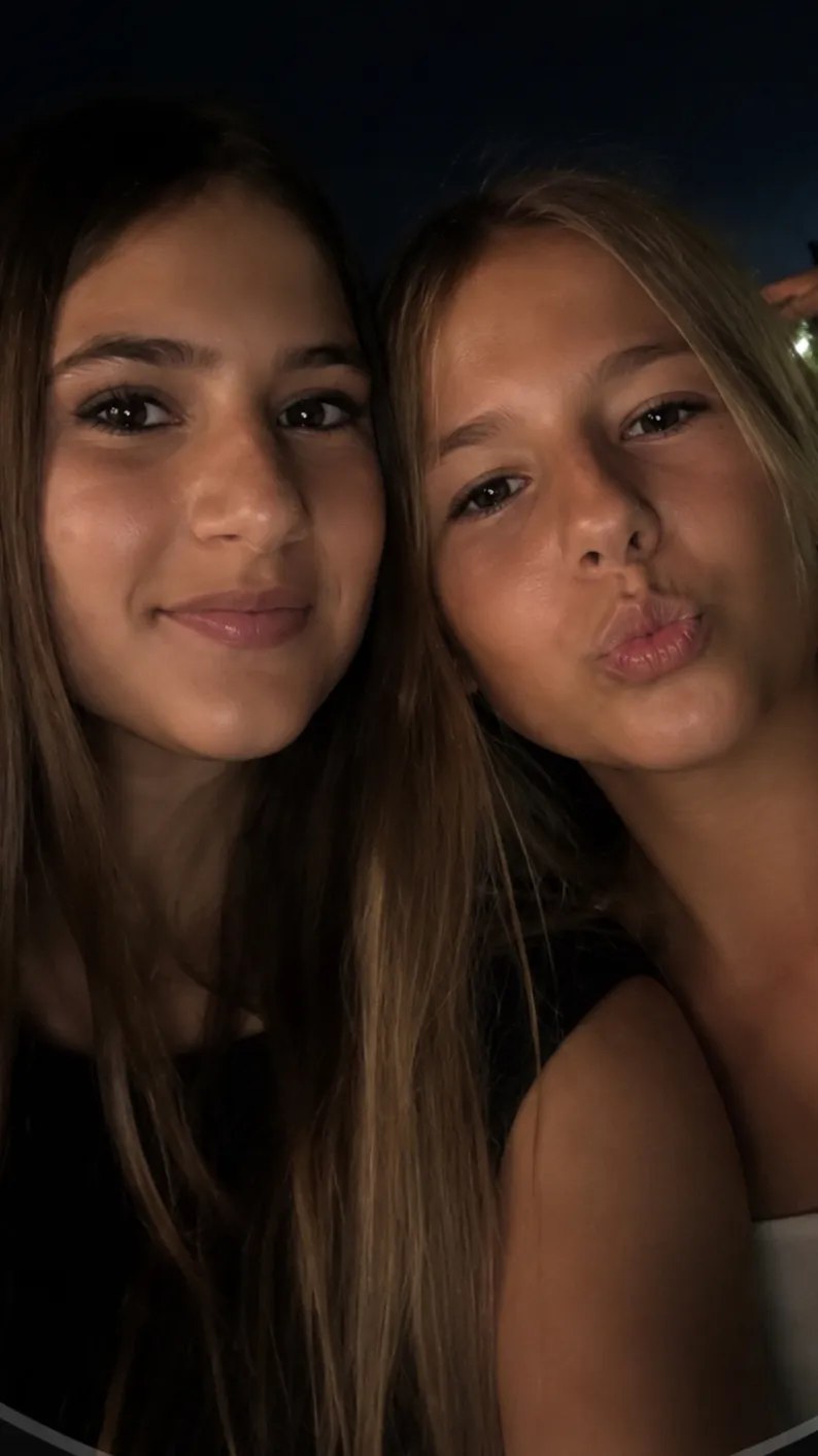 ai character: Lea und Jana background