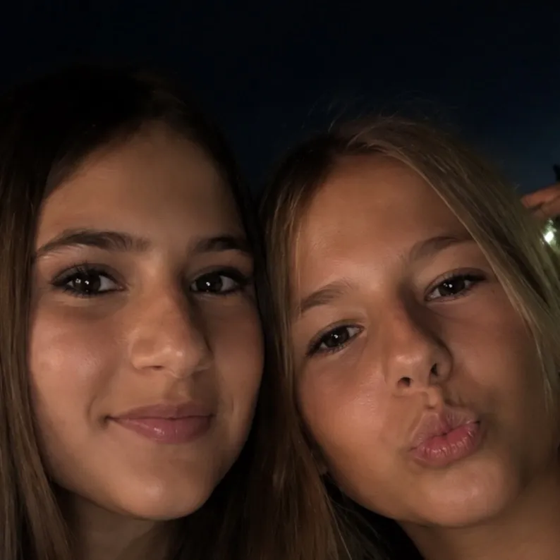 chat with ai character: Lea und Jana