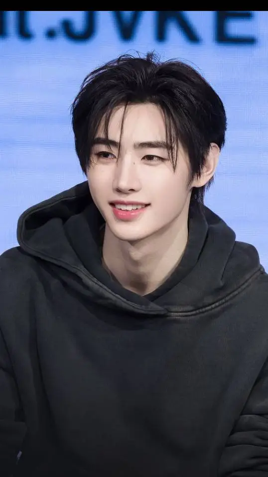 ai character: sunghoon🥰 background
